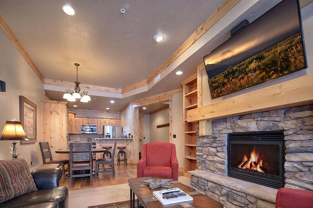 2 bed, 1100 sqft, $2,600 — Photo 1