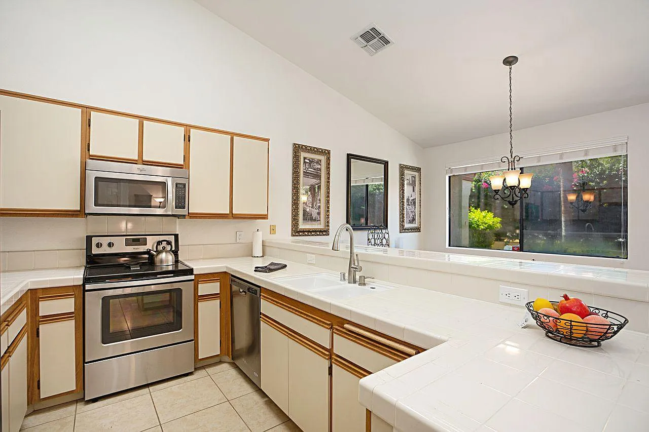 2 bed, 1350 sqft, $2,700 — Photo 4