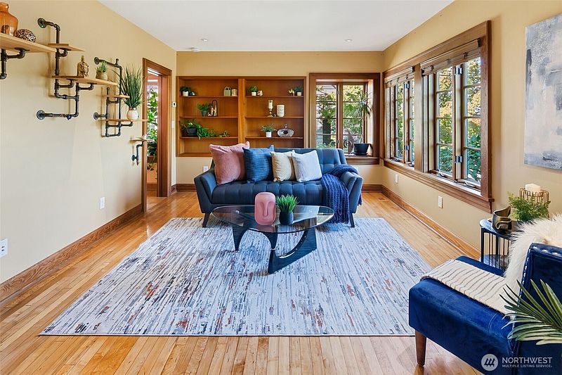 4th image of 2217 Federal Avenue E