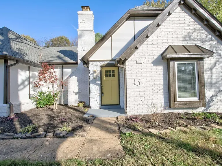 1048 Peterson Lake Rd — Photo 2