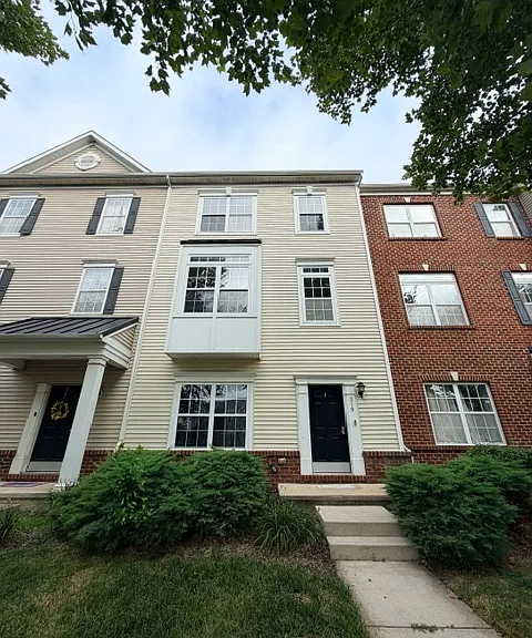 319 S Parkway Dr — Photo 2