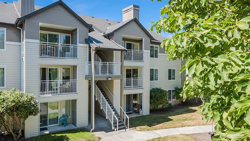 3rd image of 12423 Harbour Pointe Boulevard #V202