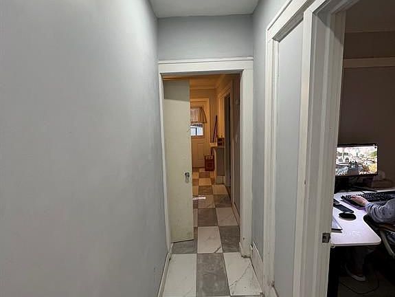 5th image of 696 McKay Ave