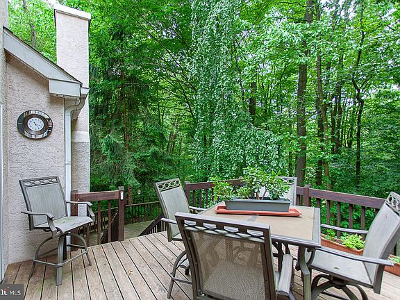 5th image of 203 Silver Fox Ln