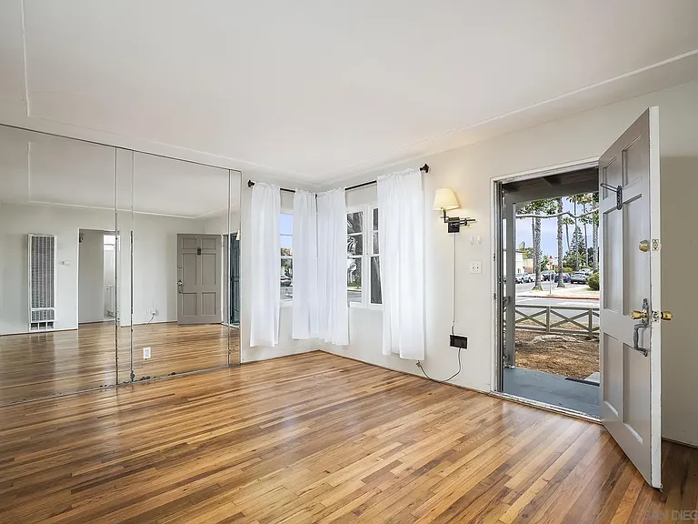 1537 Sunset Cliffs Blvd — Photo 3