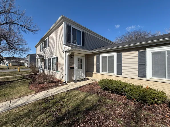 1152 Cove Dr #212-B, Prospect Heights, IL 60070
