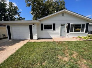 221 Sunrise Ave, Pekin, IL 61554