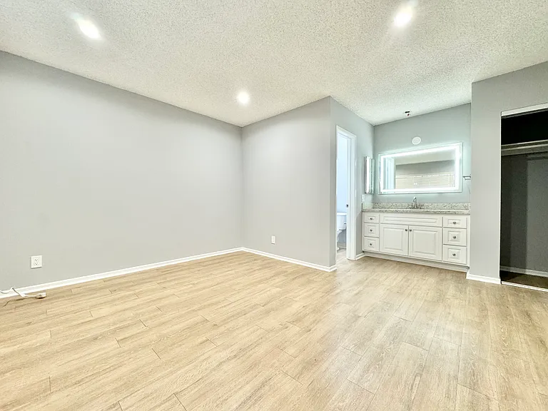 12309 Burbank Blvd #32 — Photo 7