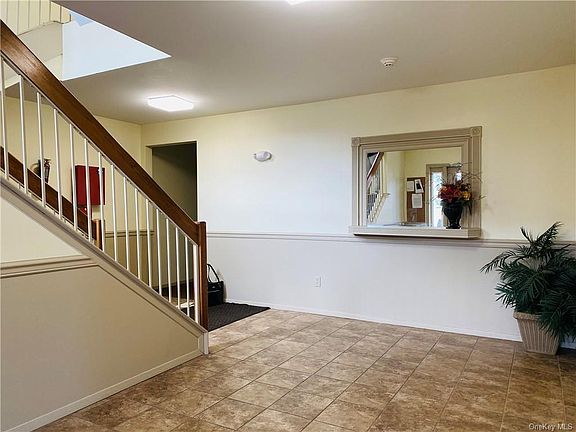 4th image of 101 Deer Court Dr