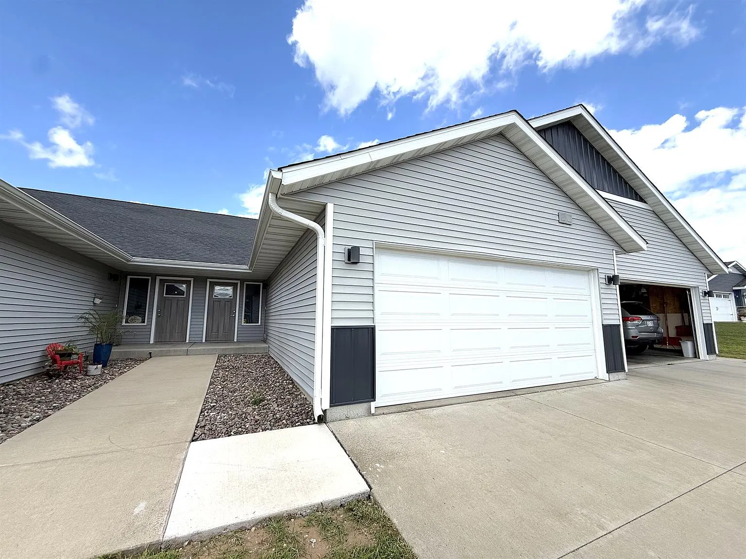 1933 Southridge Ave — Photo 1