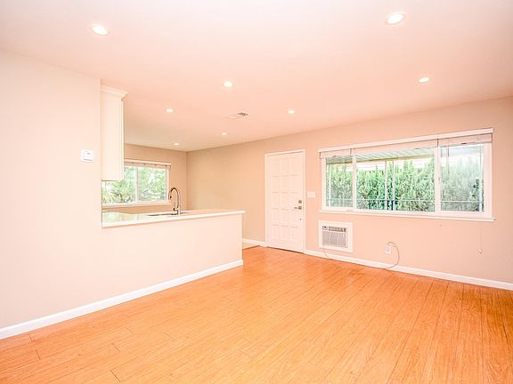 4th image of 994 Westlynn Way APT 4