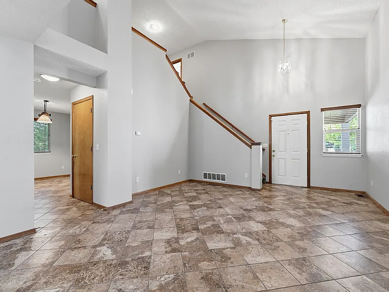17624 Peyton Dr — Photo 6