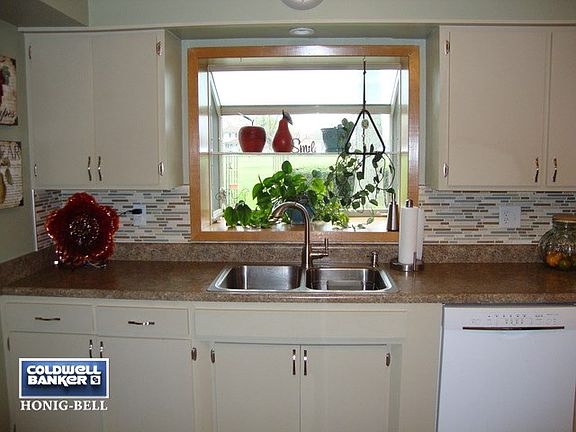 4th image of 408 Bevan Dr E