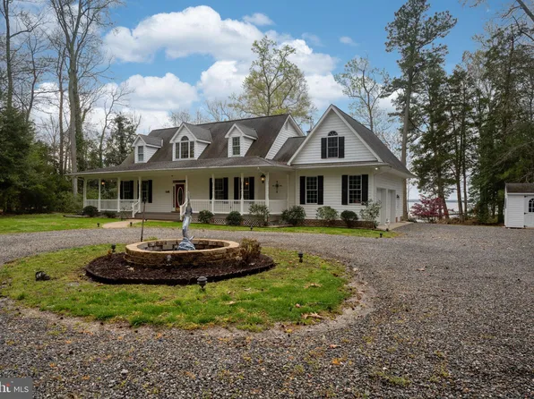 373 Cedar Pointe Dr, Weems, VA 22576