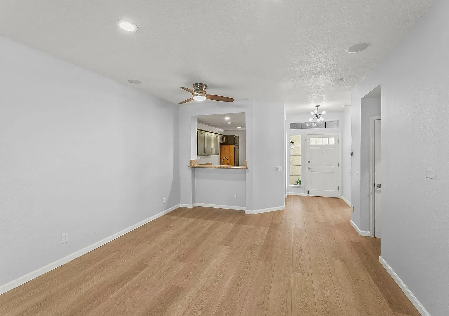 Gorgeous 2 Bedroom Home in the Gated Las Ventanas Community of Valencia! — Photo 2