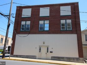 101 S Railroad Ave, New Holland, PA