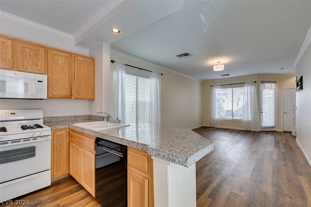 3 bed, 2.5 bath, 1342 sqft, $1,950 — Photo 3