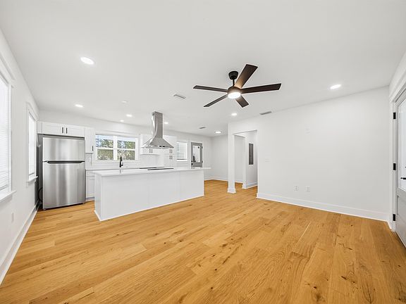 4th image of 1827 Fernando Dr