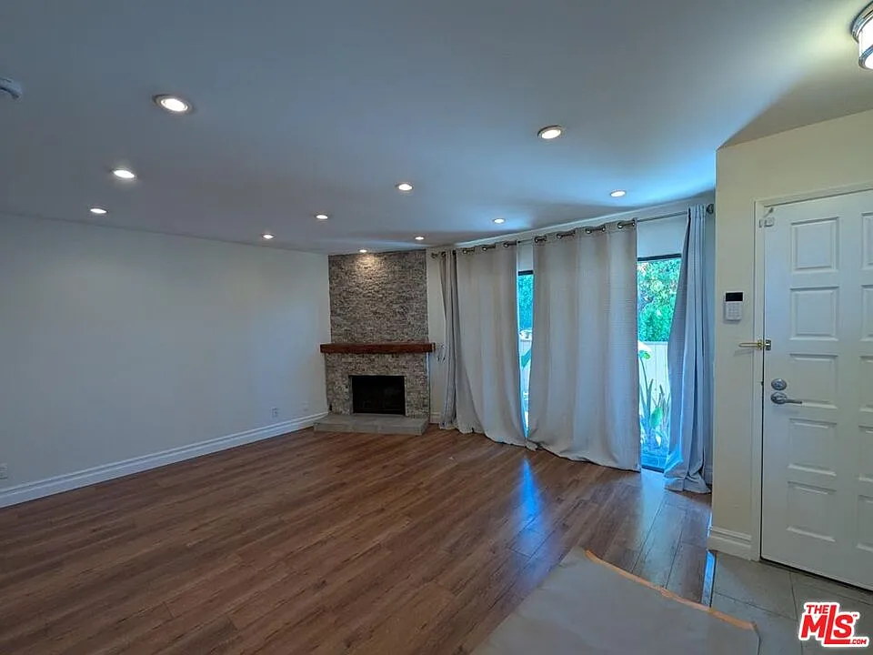 2 bed, 2.0 bath, 1335 sqft, $3,395 — Photo 4