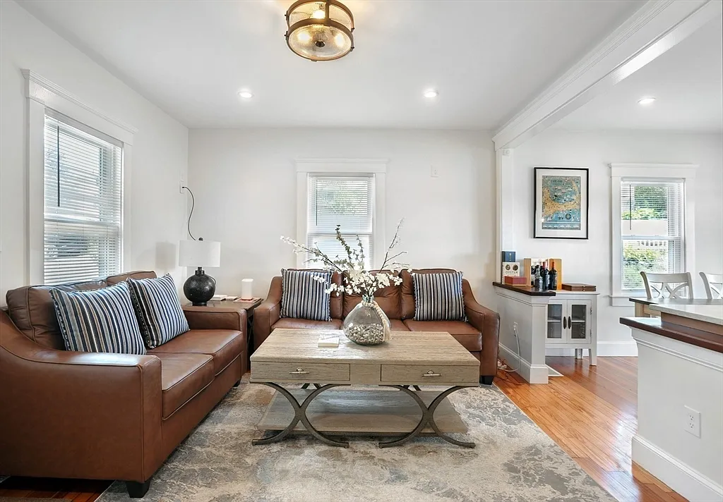 2 bed, 1.0 bath, 960 sqft, $4,000 — Photo 2