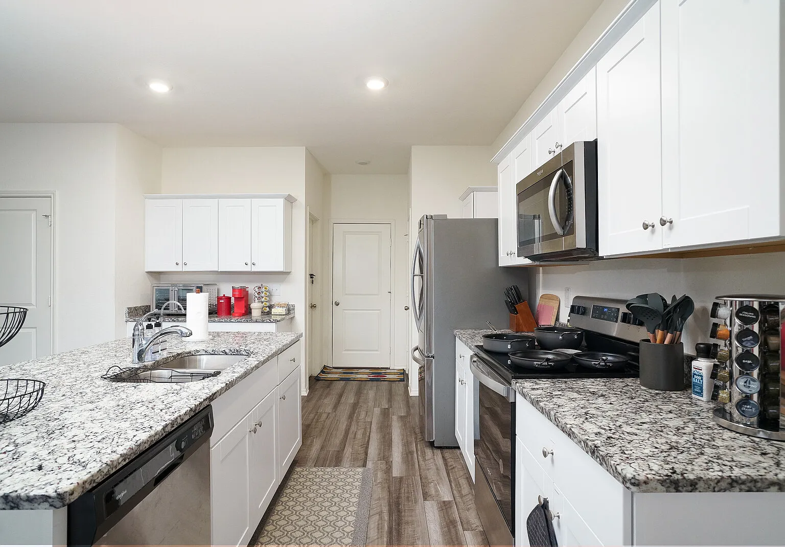 4 bed, 2.5 bath, 2125 sqft, $6,000 — Photo 3