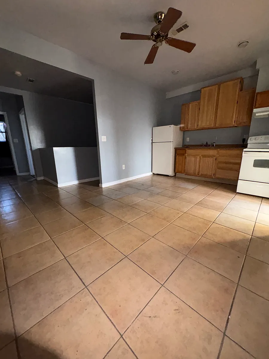 Building Photo - 1016 W Lanvale St #3