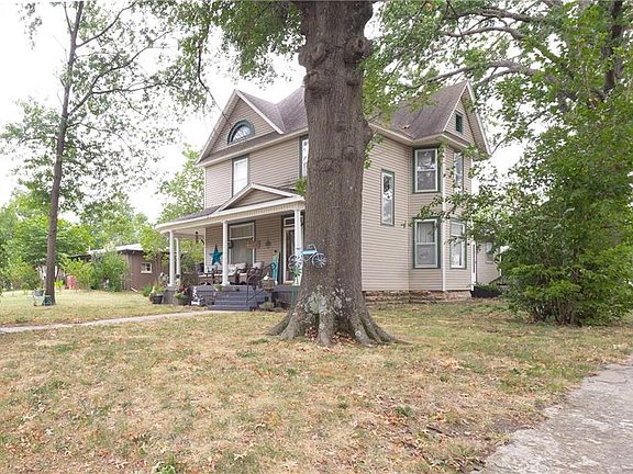 2nd image of 825 E Main St