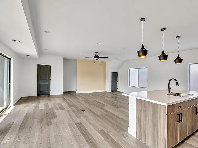 524 W Brown St — Photo 9