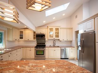 10 Wayland Rd, Plainview, NY 11803