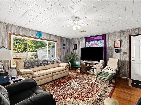 5th image of 26530 Barnes St