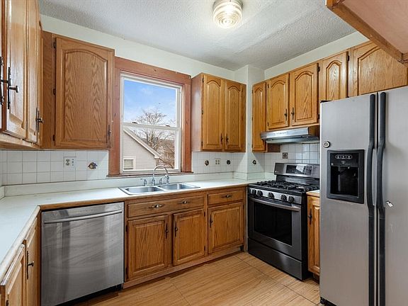 3rd image of 128 Franklin St