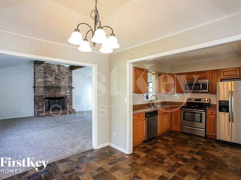 804 NE 74th St — Photo 5