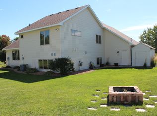 1122 Parkwood Loop, Saint Cloud, MN 56303