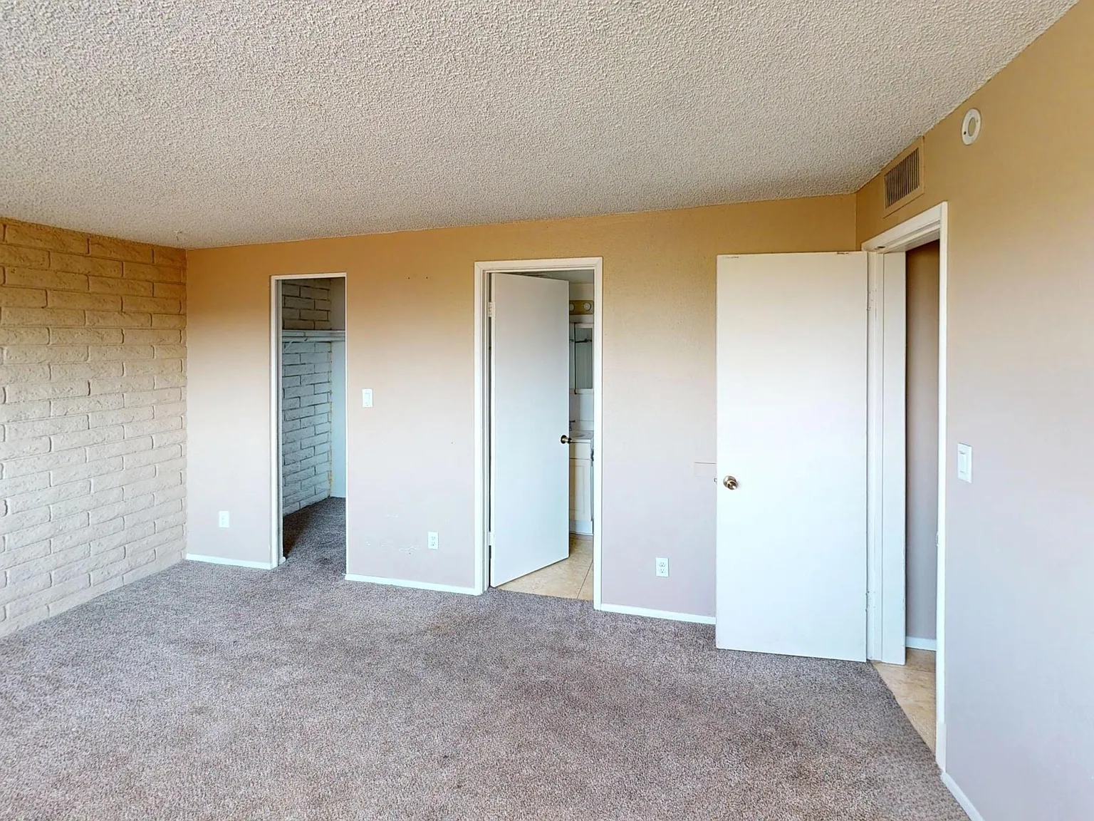 3 bed, 1266 sqft, $2,200 — Photo 4