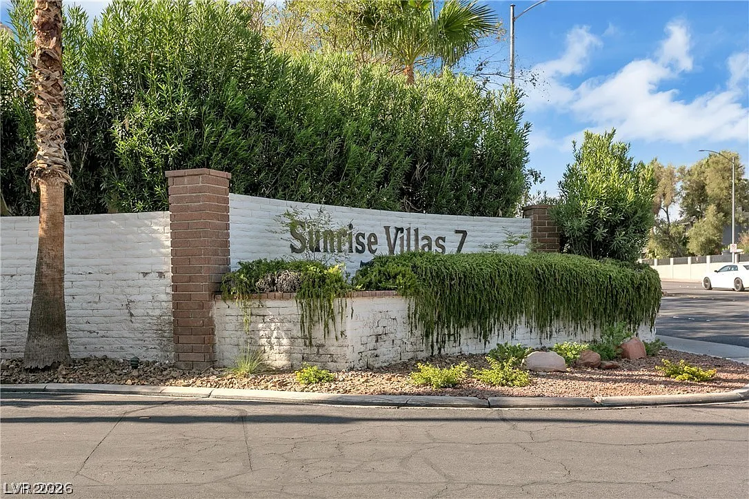 3 bed, 2.0 bath, 1701 sqft, $2,000 — Photo 2