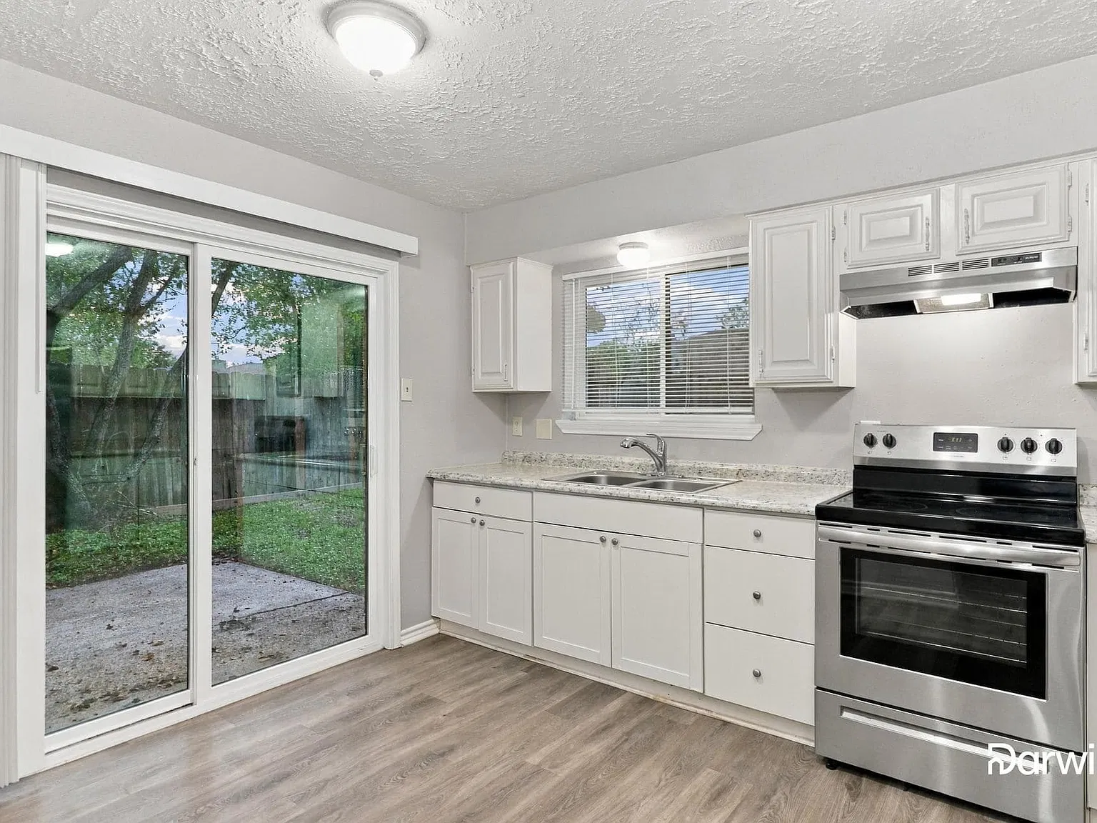 3 bed, 2.0 bath, 1196 sqft, $1,605 — Photo 2