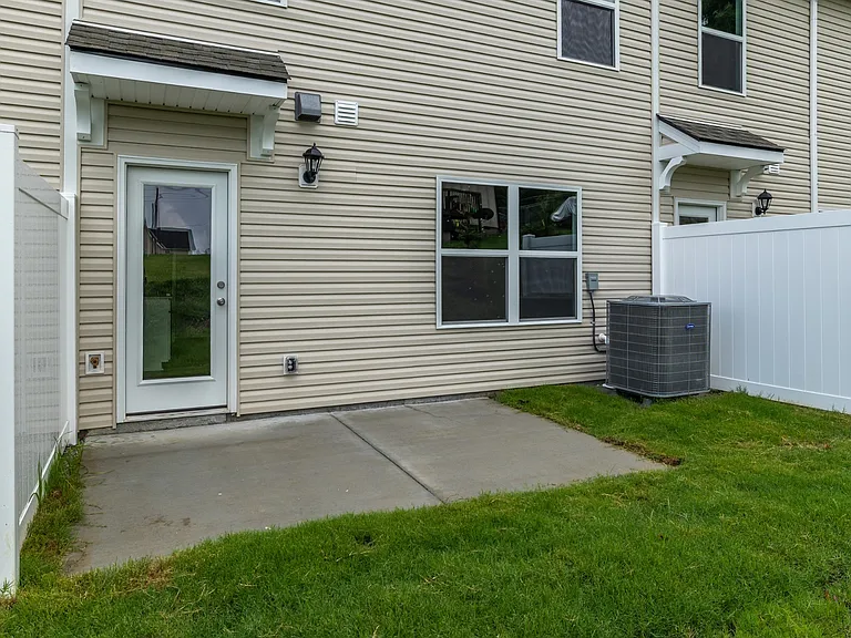 130 Mattie Ct — Photo 24