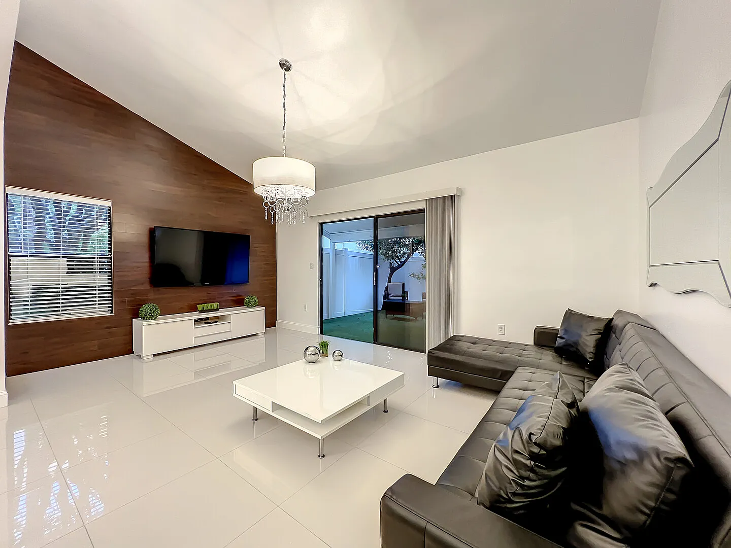 Amazing & Furnished Townhouse with a Private Patio in Dr. Phillips — Photo 2