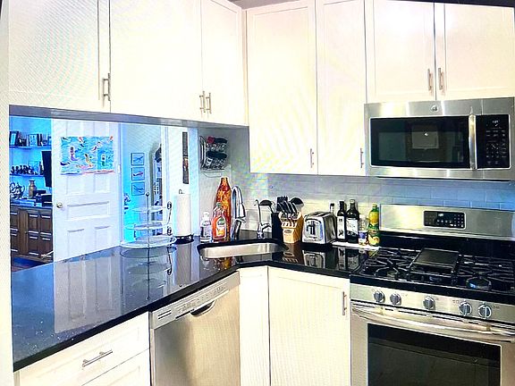 4th image of 200 W 109th St APT E6