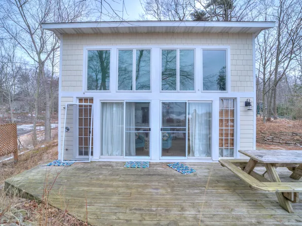 5060 Sandpiper Dr, Muskegon, MI 49445