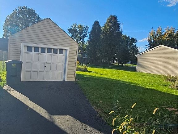 3rd image of 614 Meadowbrook Ave SE