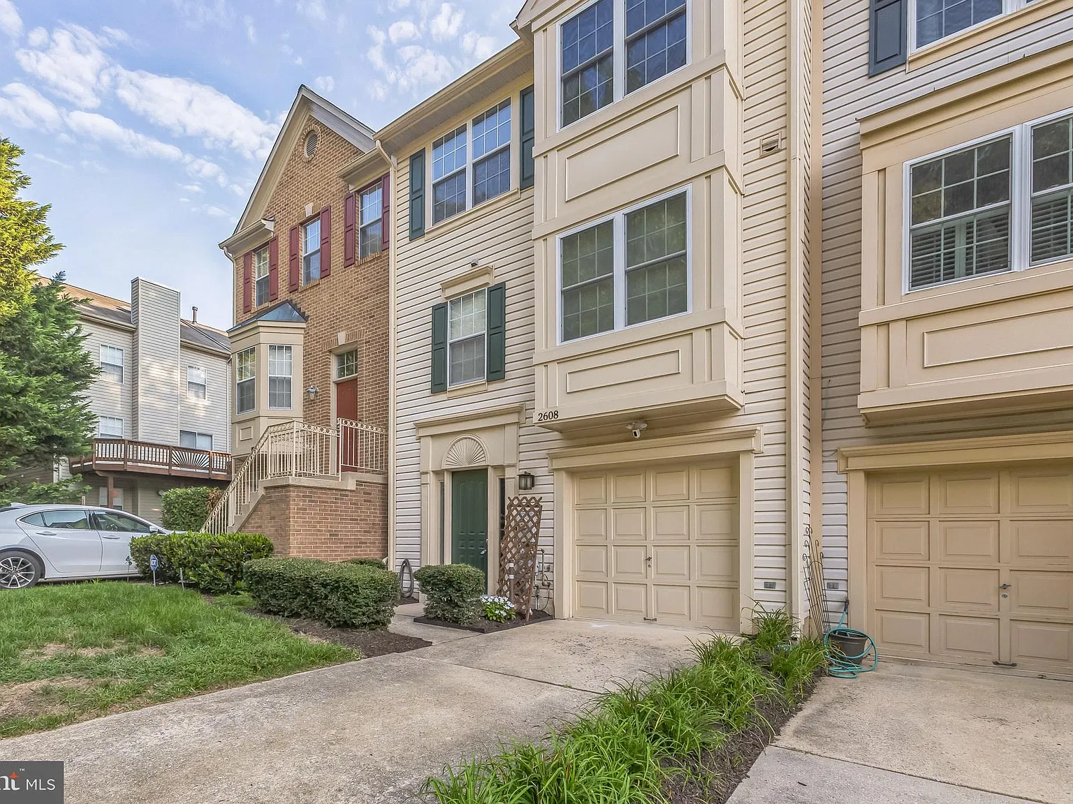 3 bed, 4.0 bath, 1988 sqft, $3,065 — Photo 3