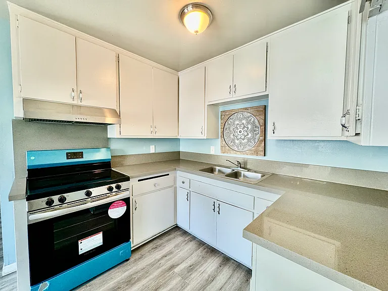 3060 Canyon Crest Dr #5 — Photo 3