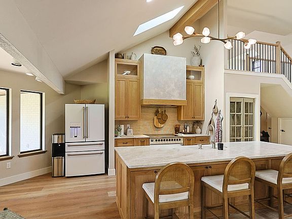 5th image of 23 Fairway Oaks Blvd