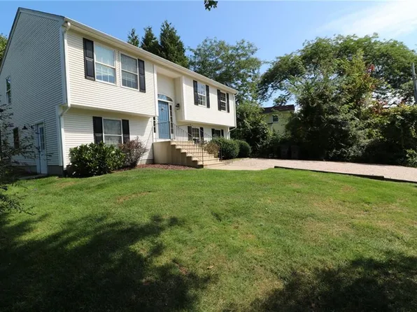 22 Fairway Dr, Narragansett, RI 02882