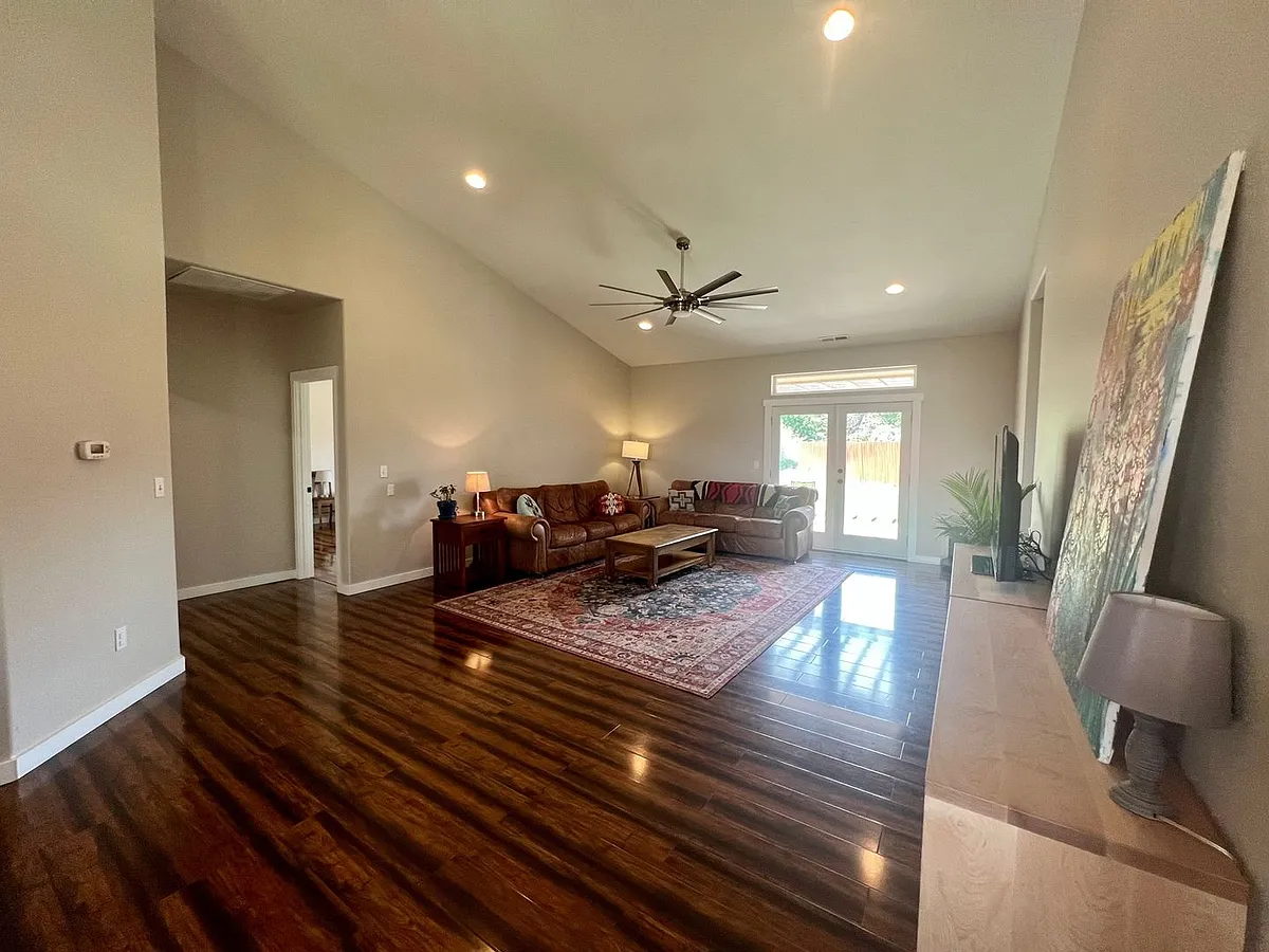 Building Photo - 609 W Lilac Way