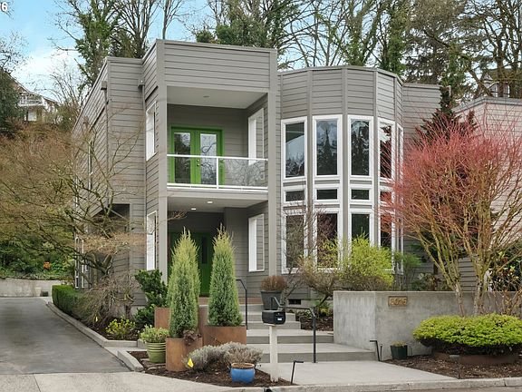 2nd image of 3016 SE Berkeley Pl