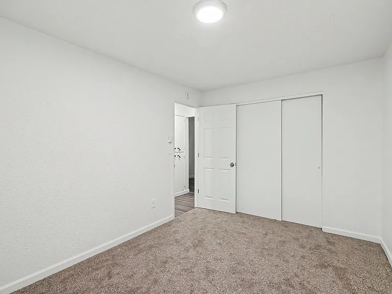 Chestnut Apartments — Photo 16