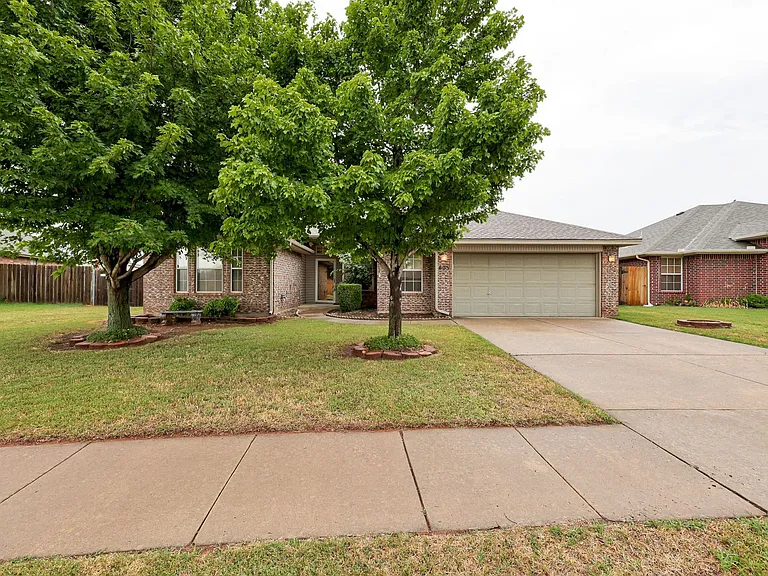 605 Eastview Dr — Photo 2
