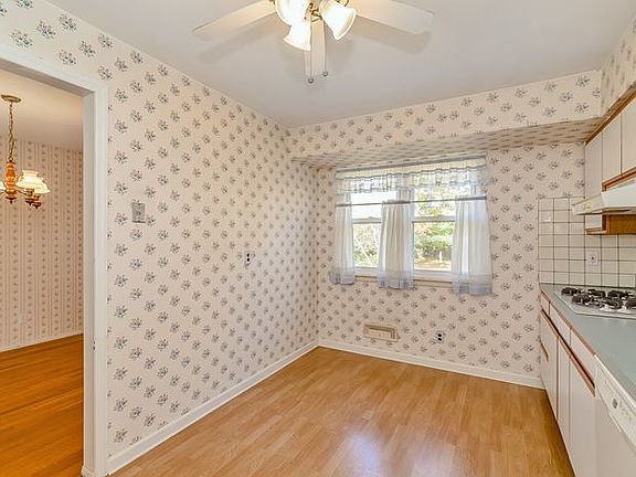 3rd image of 38 Dartmouth Dr